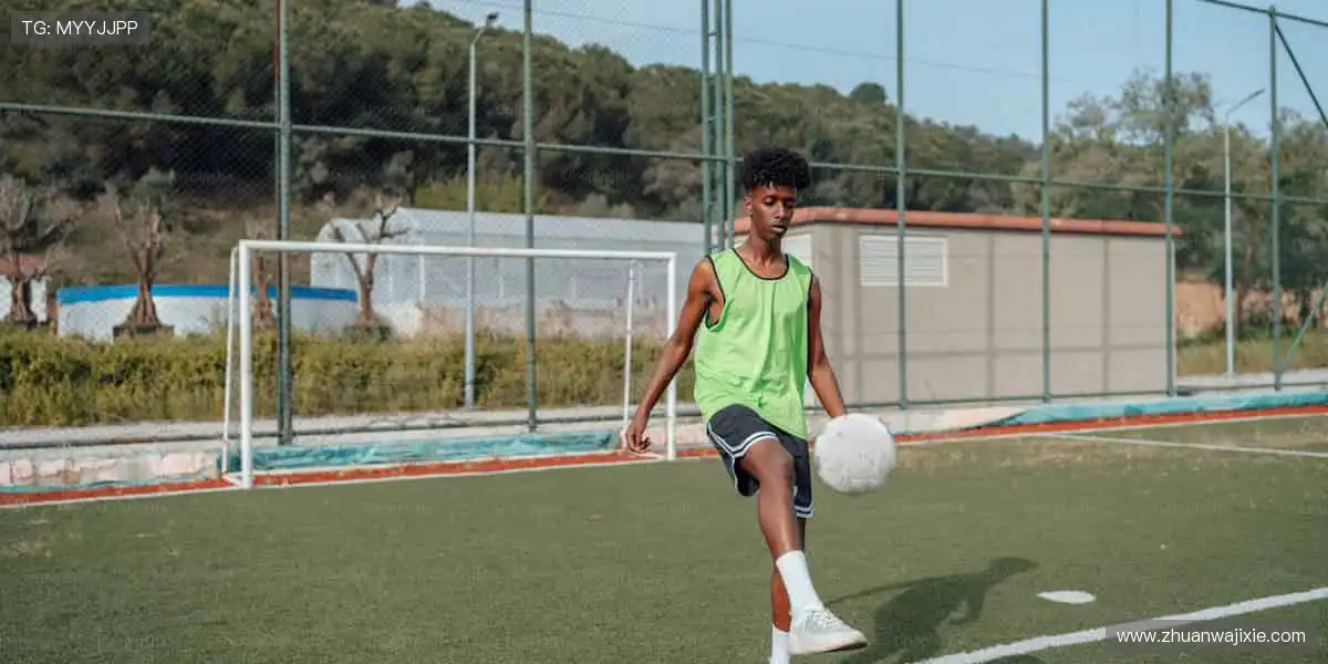 📱实时弹幕，全球球迷在线狂欢！💬